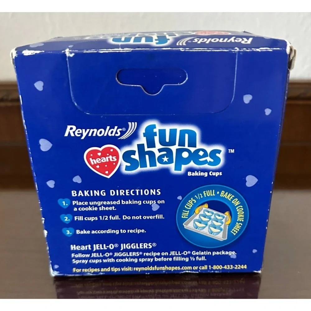 Reynolds HEARTS Fun Shapes 24-count‎ Foil Baking Cups 3.5 fl oz 2006